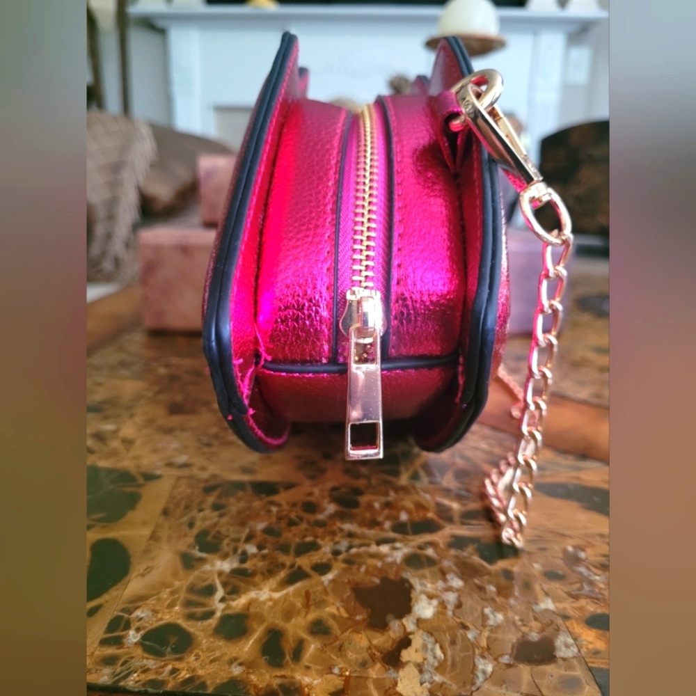Gold and Pink Lip Crossbody Bag with Chain Strap - Picture 3 of 6